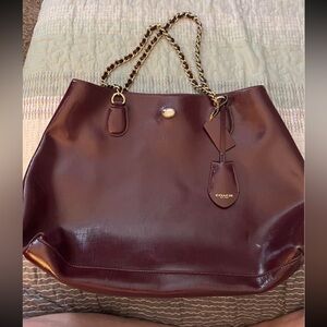 COACH PEYTON SAFFIANO PATENT LEATHER CHAIN TOTEBAG